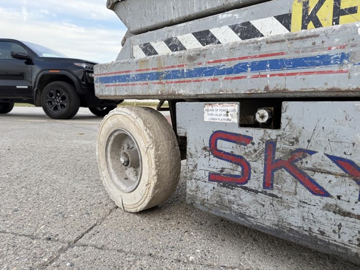 #2147-•-1996-skyjack-sj-3220-scissor-lift-image-16