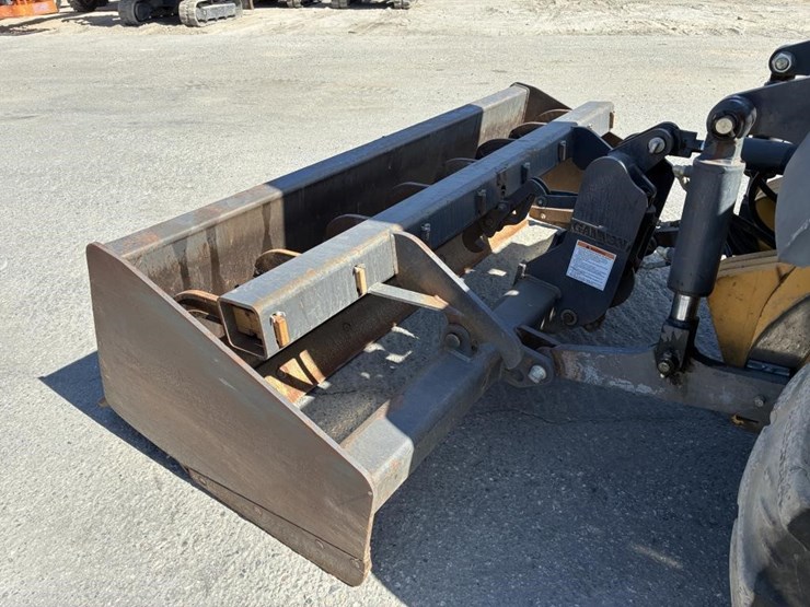 2015-deere-210l-image-7