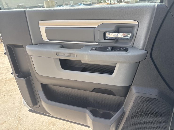 2015-dodge-ram-3500-image-46