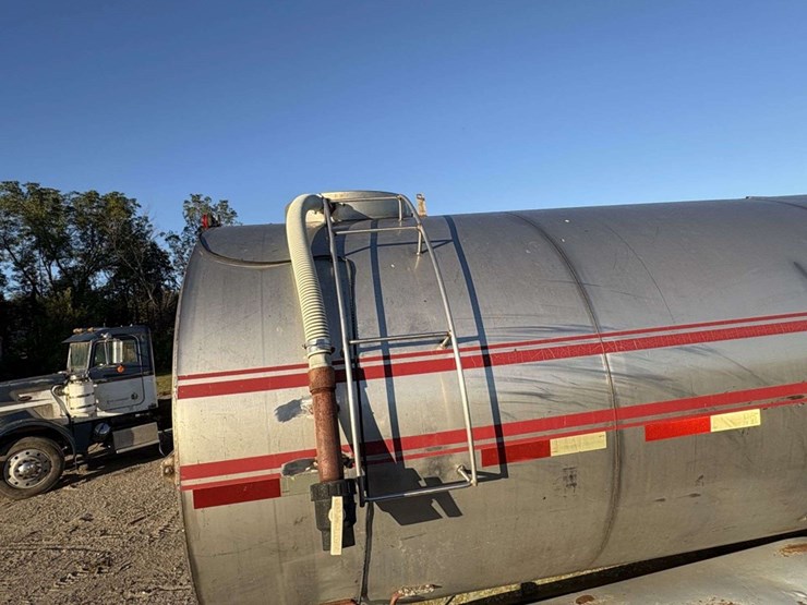 1989-international-8300-water-truck,-cummins-350,-10-speed,-tandem-axle,-246”-wb,-lopro-22.5-on-stee-image-17