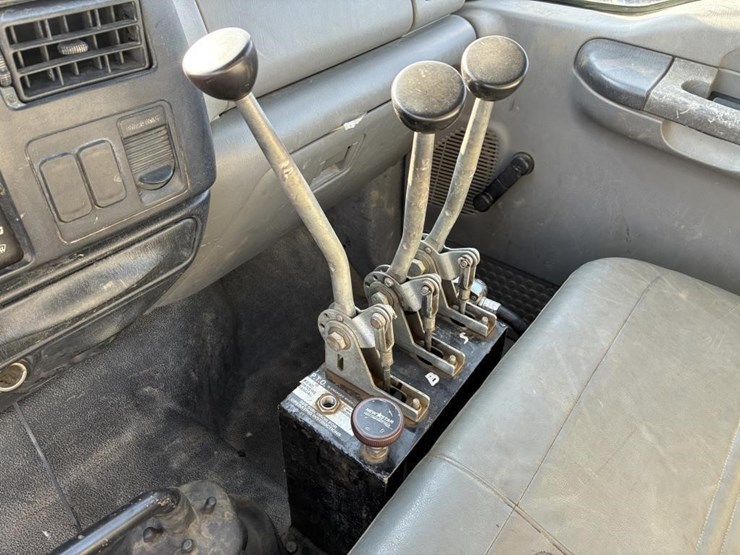 2010-ford-f650-image-11
