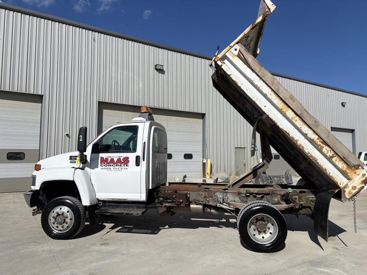 #5081-•-2005-gmc-c4500-4x4-single-axle-dump-truck-image-50