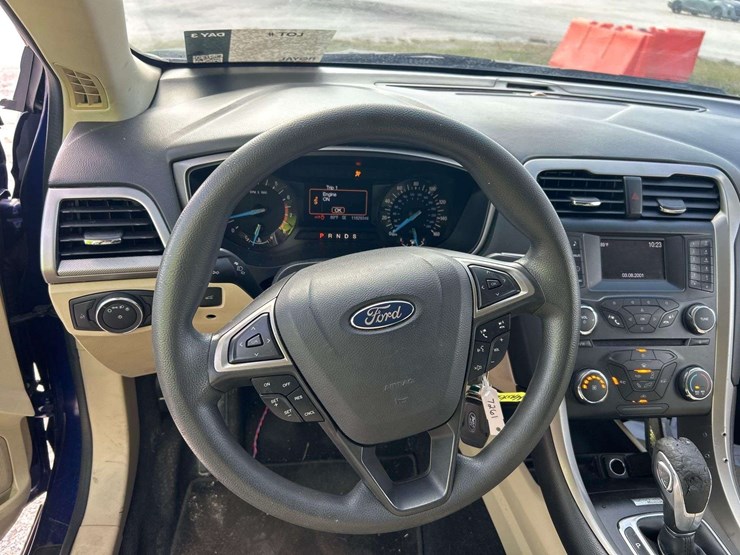 2014-ford-fusion-se-sedan-image-11