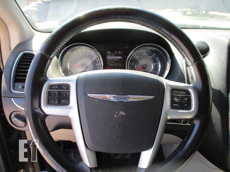 2012-chrysler-town-&-country-image-11