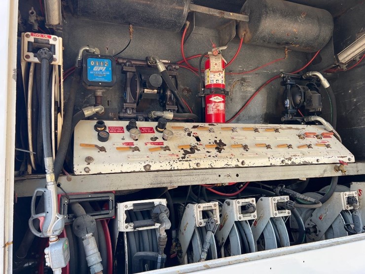 2012-peterbilt-pb348-fuel-&-lube-truck-image-27