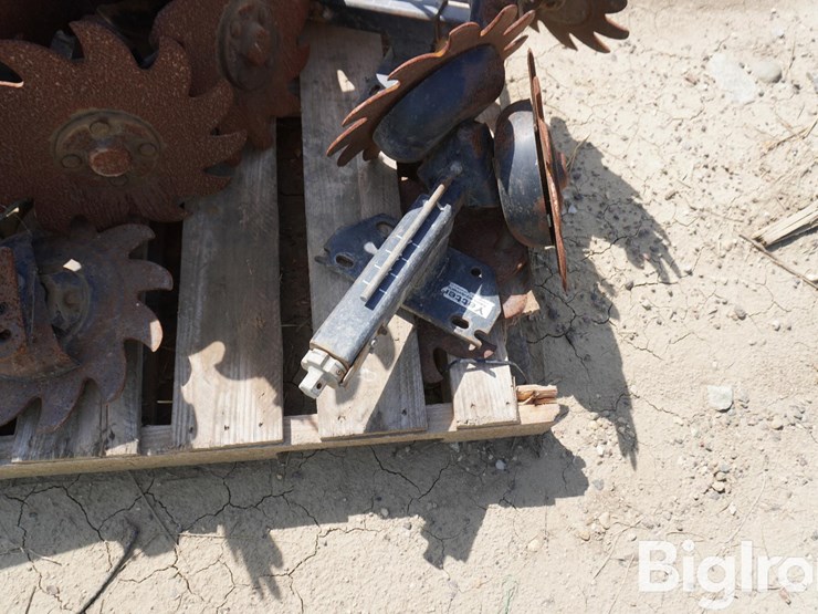 yetter-screw-adjust-trash-managers-image-11