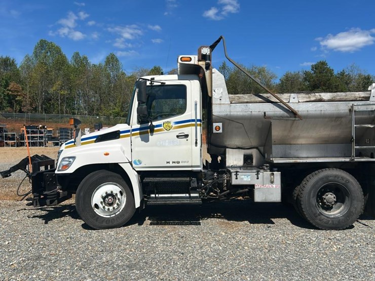 #1963-•-2010-dump-&-spreader-truck*-image-2