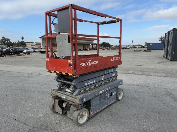 skyjack-sj-3219-scissor-lift-image-1