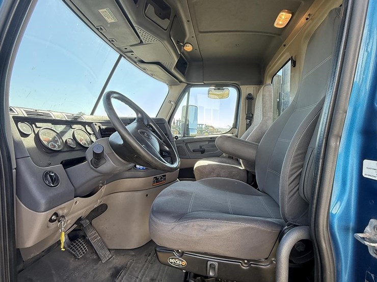 2015-freightliner-cascadia-125-evolution-image-19