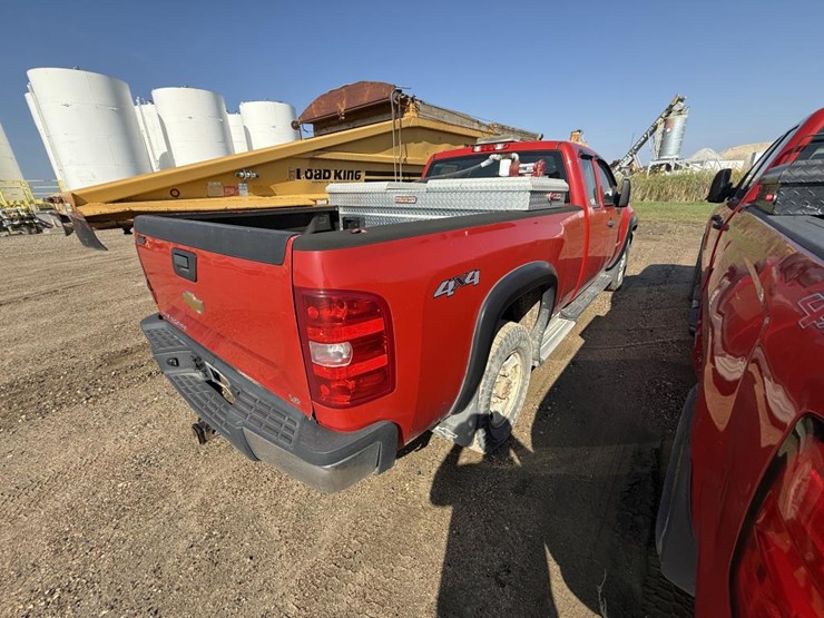 #2141-•-2013-chevrolet-silverado-2500hd-4x4-pickup-truck-image-4