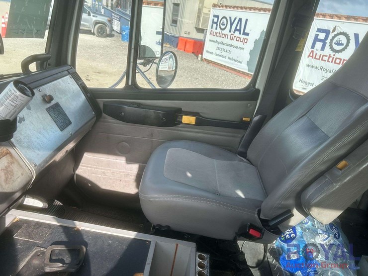 2003-freightliner-fl60-image-16