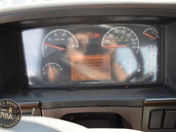2015-volvo-vnm64t200-image-42