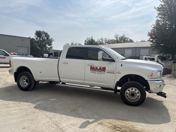 2017-dodge-ram-3500-image-4