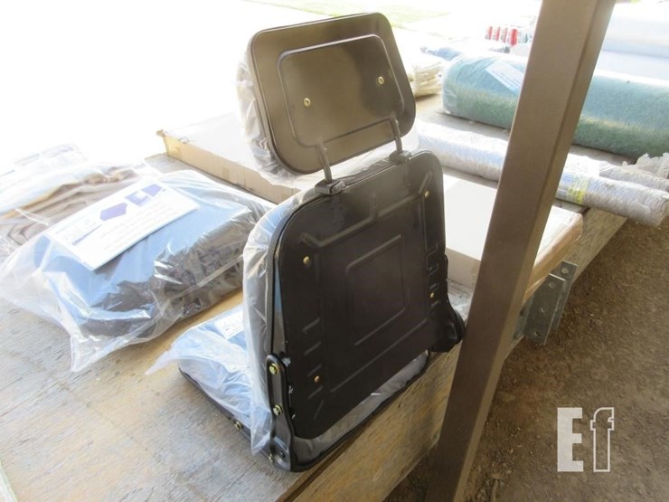 27.6"-x-17.7"-x-17.7"-equipment-seat-image-4