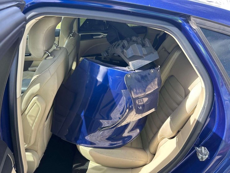 2014-ford-fusion-se-sedan-image-16