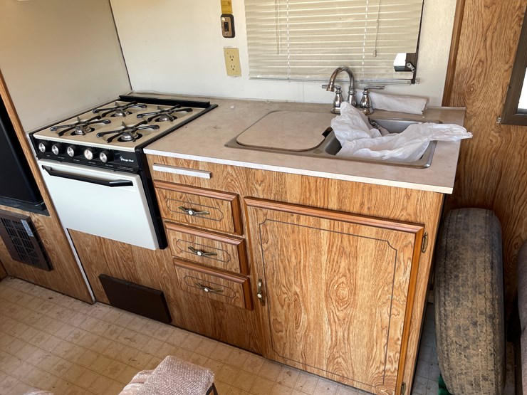 #1900-•-1989-companion-gooseneck-camper-(has-wi-title)-image-46