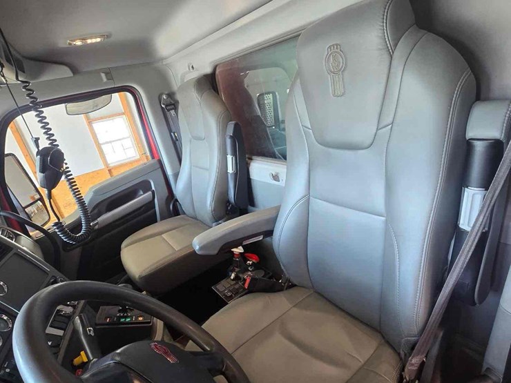 2021-kenworth-t880-image-30