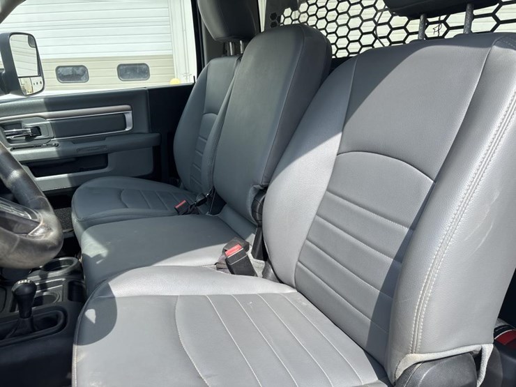 2015-dodge-ram-3500-image-40
