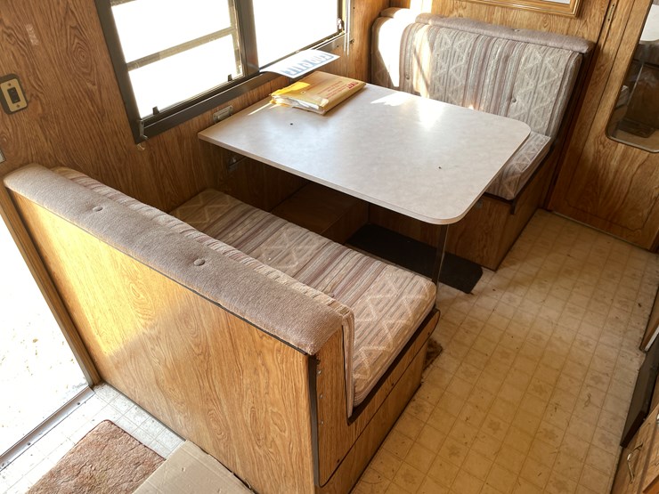#1900-•-1989-companion-gooseneck-camper-(has-wi-title)-image-48