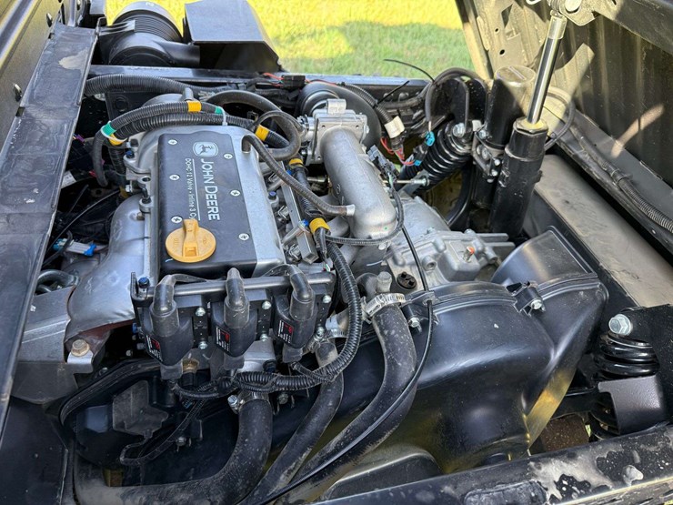 2021-john-deere-gator-image-27