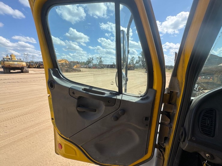 2003-freightliner-buisness-class-m2-spreader-trk-image-24