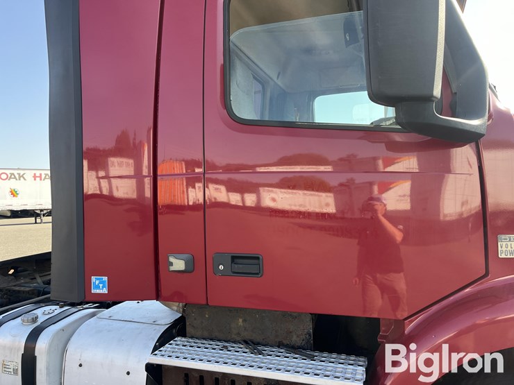 2016-volvo-truck-tractor-image-13