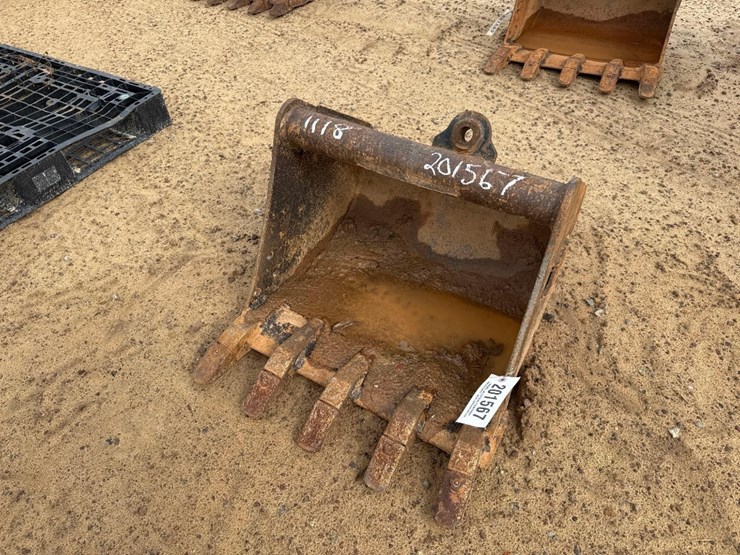 tag-24"-excavator-bucket-image-1