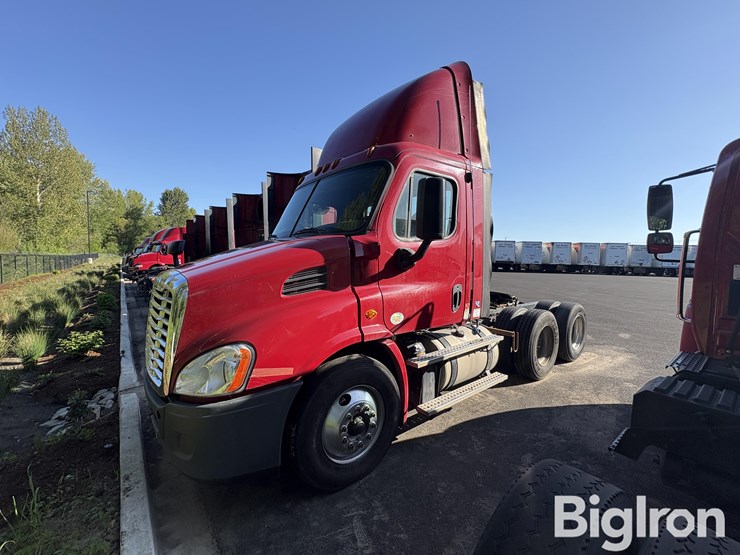 2016-freightliner-ca113dc-truck-tractor-image-1