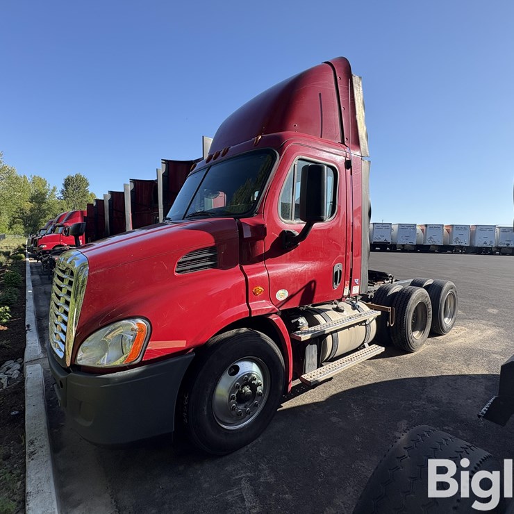 2016 Freightliner CA113DC Truck Tractor