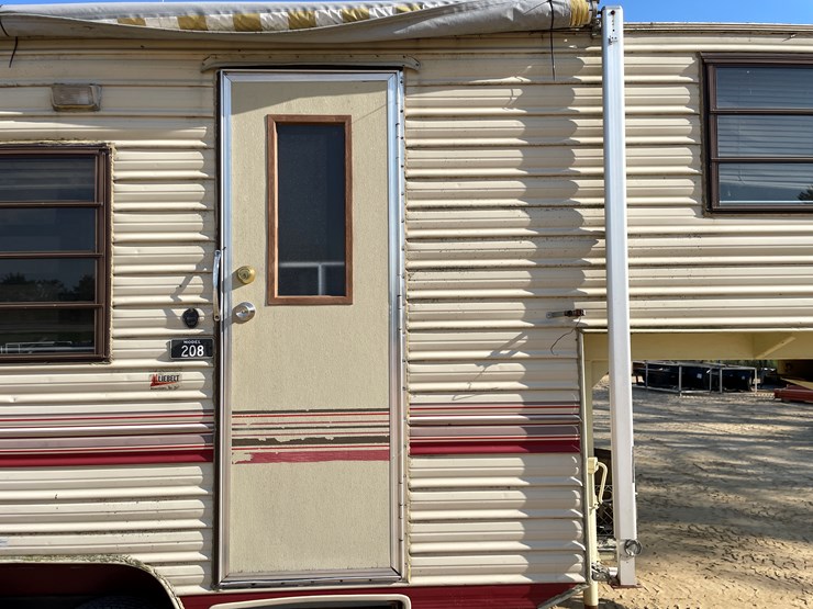 #1900-•-1989-companion-gooseneck-camper-(has-wi-title)-image-18