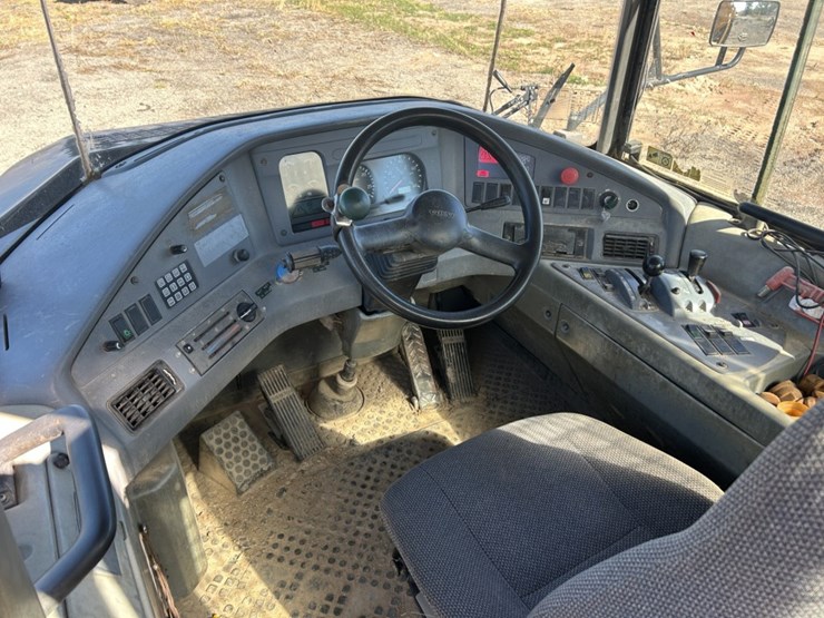 2004-volvo-a40d-image-32