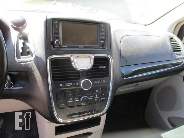2012-chrysler-town-&-country-image-10