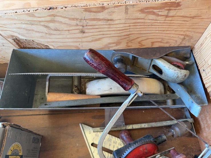 woodworking/drywall-tools,-palm-sander,-planes---in-wooden-box-image-4