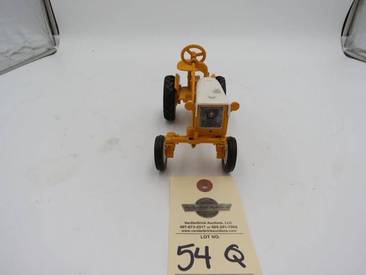 ertl-international-harvester-cub-1/16th-scale-toy-tractor-image-3