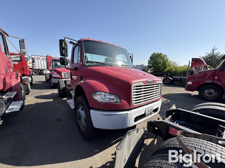 2004-freightliner-m2106-truck-tractor-image-3