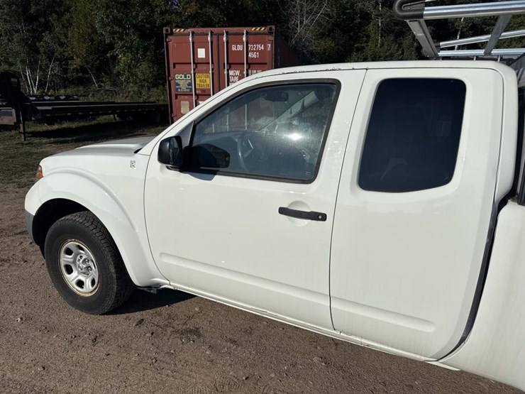 #2906-•-2017-nissan-pickup-truck-image-10