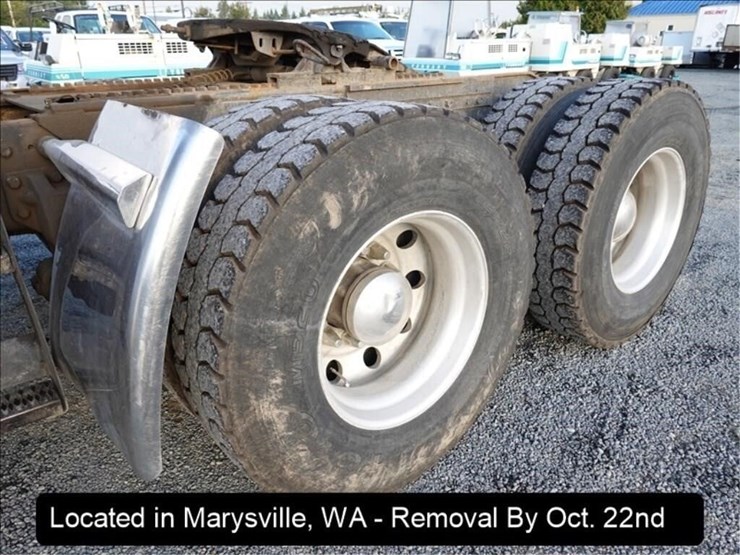 2000-peterbilt-379-image-30