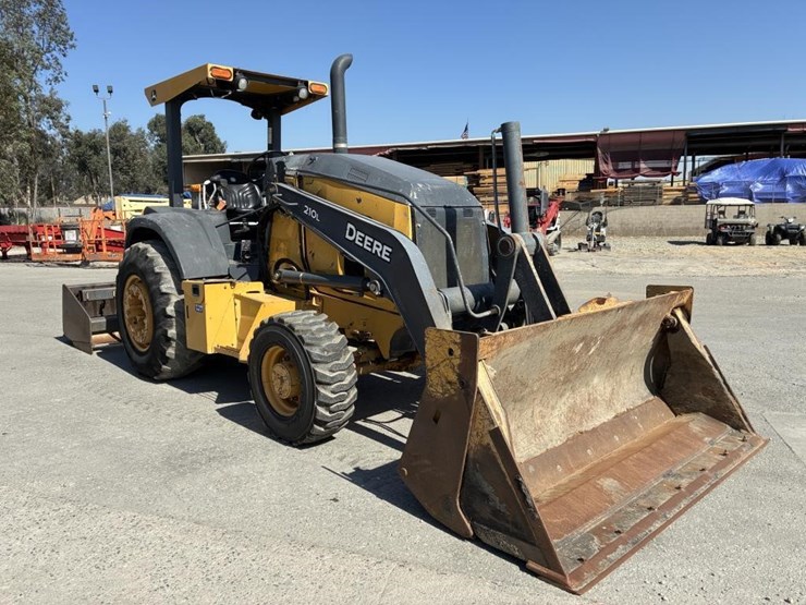 2015-deere-210l-image-2