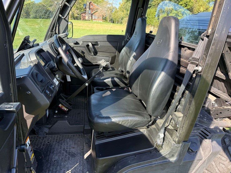 2021-john-deere-gator-image-35