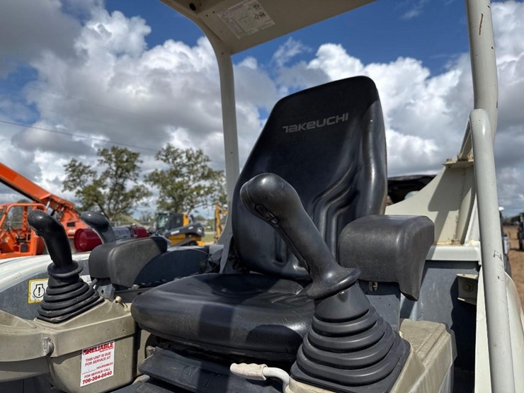 takeuchi-tb240-image-27