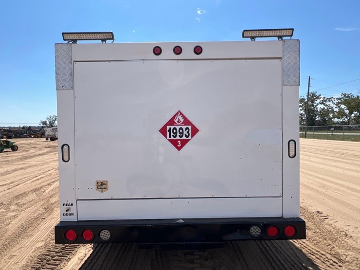 2012-peterbilt-pb348-fuel-&-lube-truck-image-3