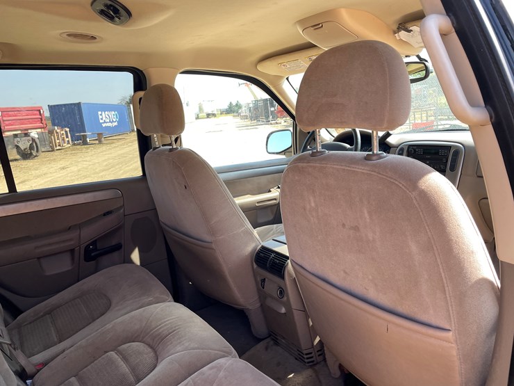 2004-ford-explorer-image-52