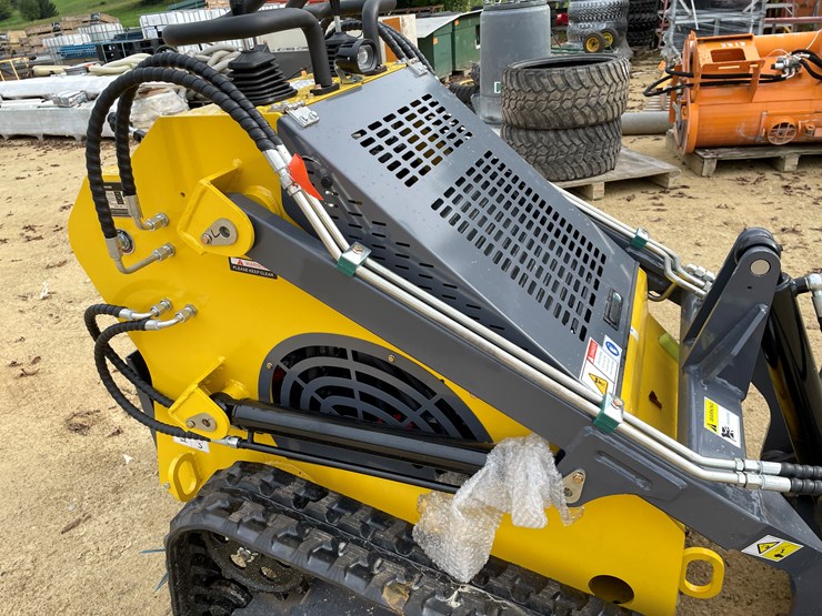 #215-•-new-landhonor-ride-on-skid-steer-loader-image-9