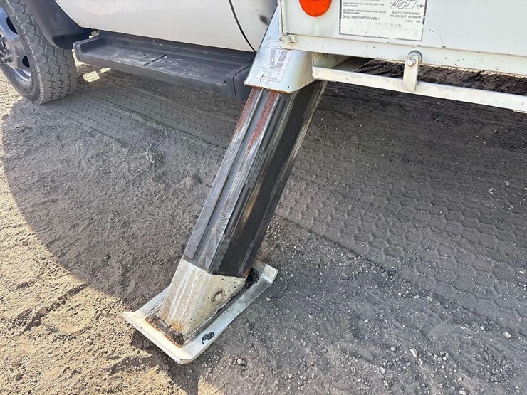 2015-ford-f-550-4x4-bucket-truck-image-26