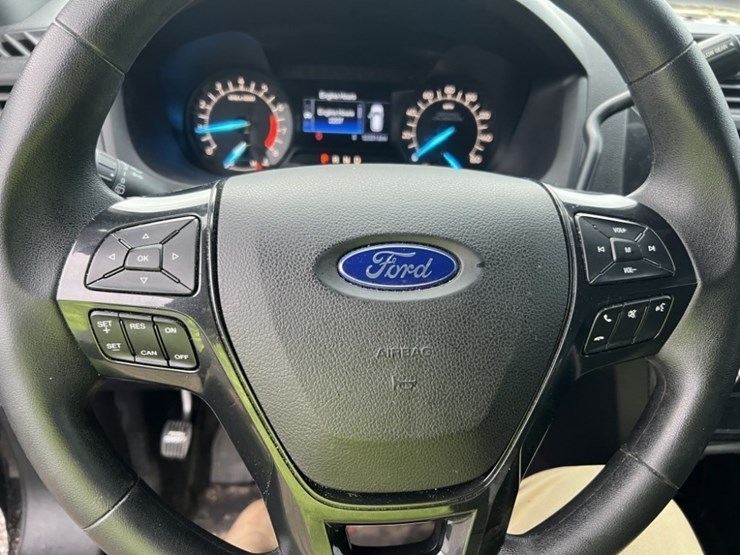 2017-ford-explorer-image-29