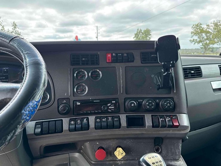 2014-kenworth-t680-image-31