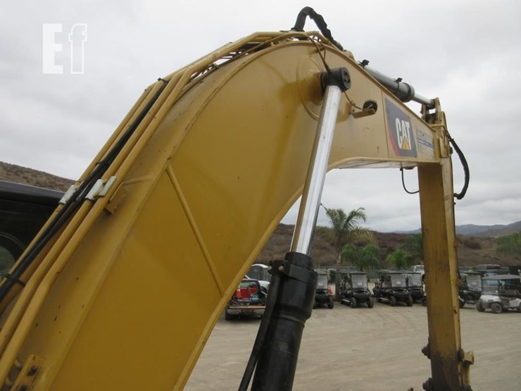 2018-caterpillar-320-image-21