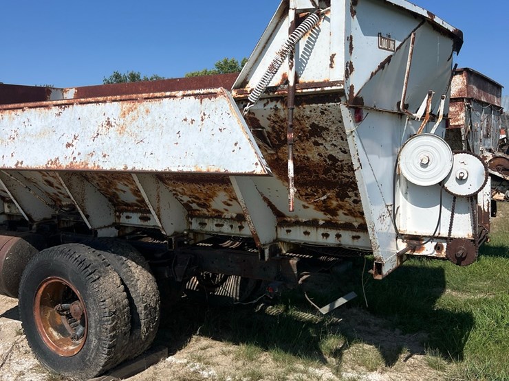 1972-chevy-single-axle-truck,-big-block-motor,-been-sitting,-believed-to-run,-drivers-door-issue-image-11