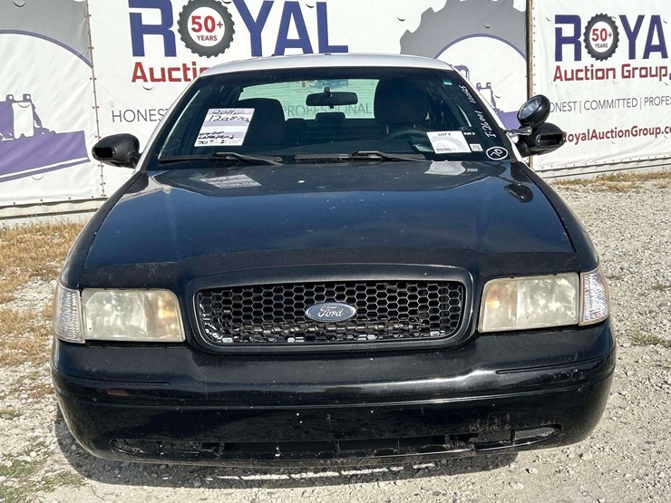 2011-ford-crown-victoria-sedan-image-23