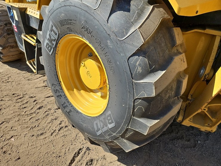 2022-caterpillar-440-image-14